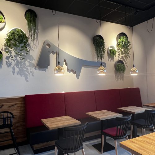 Sitzbereich mit Polstern und Deko